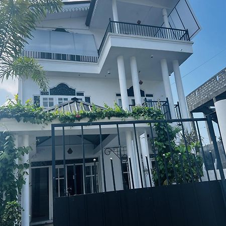 Ramlyn Guesthouse & Restaurant Negombo Exterior foto