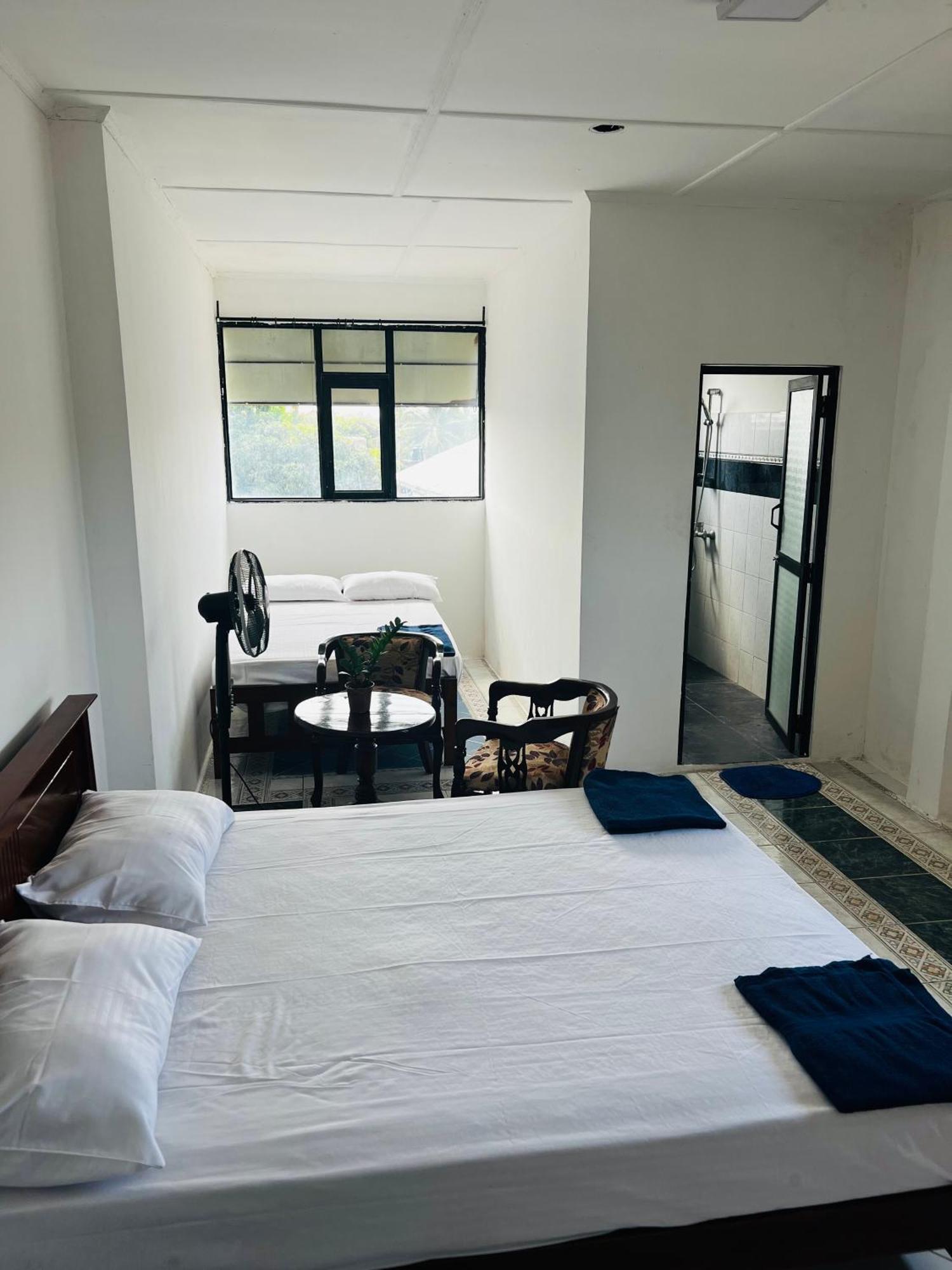 Ramlyn Guesthouse & Restaurant Negombo Exterior foto