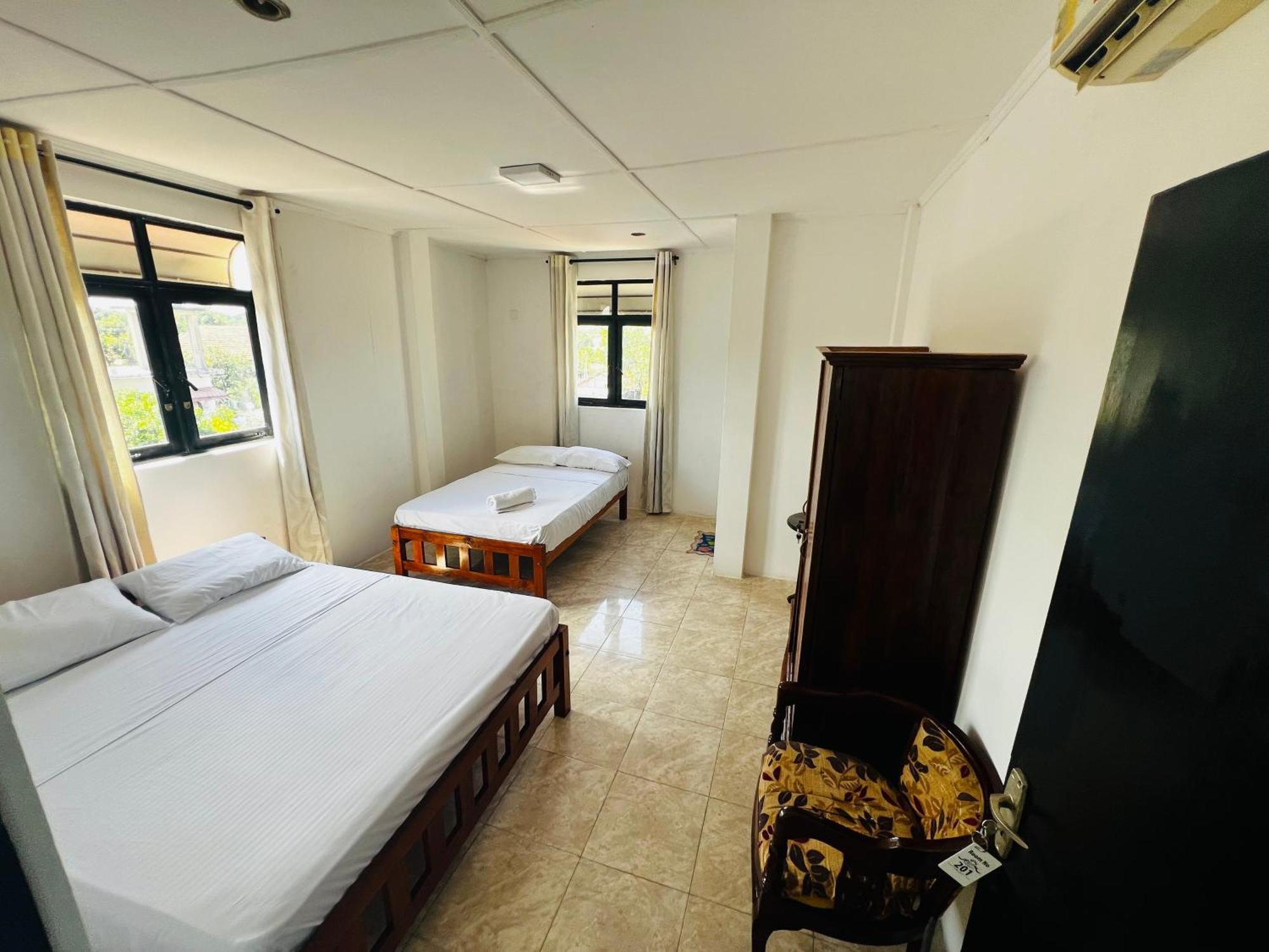Ramlyn Guesthouse & Restaurant Negombo Exterior foto